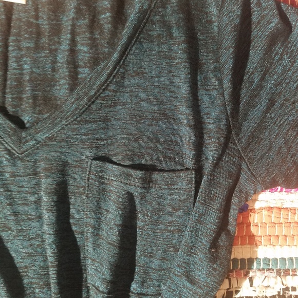 F21 Heathered Black&Teal V-Neck Tee - Picture 4 of 4